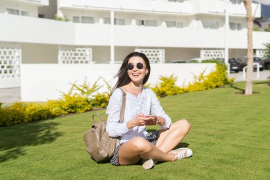 Güzel esmer kız akıllı telefon kullanarak açık.