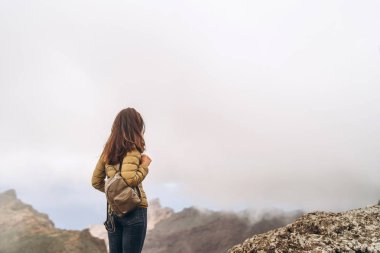 Güzel turistik esmer kız Dağları yakınında rahatlatıcı.