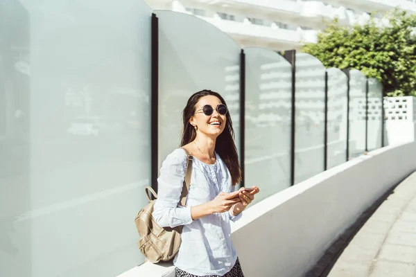 Güzel esmer kız akıllı telefon kullanarak açık. — Stok fotoğraf