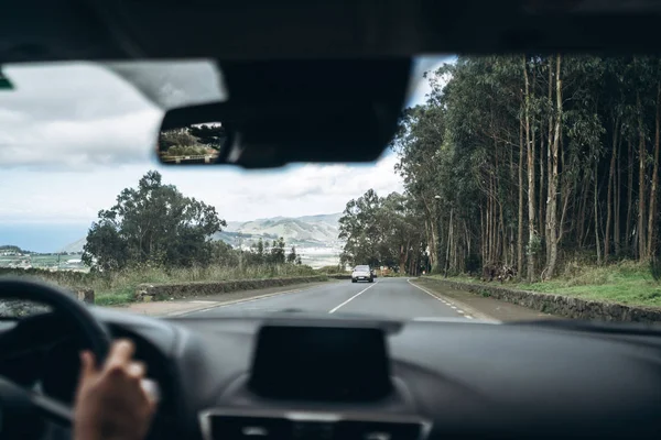 Muž řídil auto s výhledem z uvnitř. — Stock fotografie