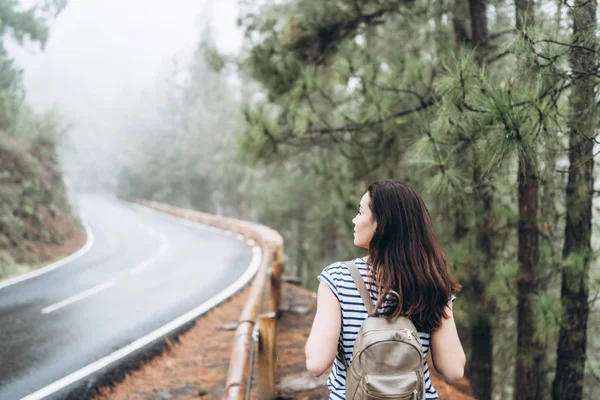 Vrij lang haar meisje buiten wandelen in het woud in de buurt road. — Stockfoto