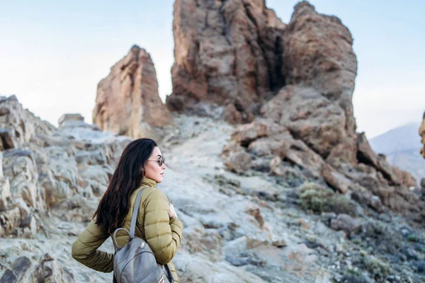 Güzel turistik esmer kız Dağları yakınında yürüyüş.