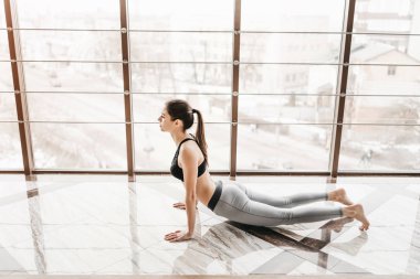 Uzun saç pratik yoga indoo genç ince çekici kadın