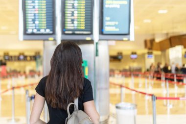 Kalkış havaalanında bekleyen esmer uzun saçlı kız.