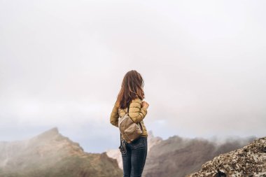 Güzel turistik esmer kız Dağları yakınında rahatlatıcı.