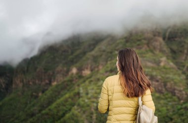 Güzel turistik esmer kız Dağları yakınında rahatlatıcı.