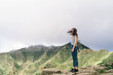 Güzel turistik esmer kız Dağları yakınında rahatlatıcı.