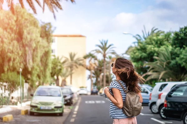 Piuttosto lunghi capelli ragazza turistica a piedi per strada . — Foto Stock