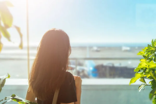 Bruna capelli lunghi ragazza in attesa di partenza in aeroporto — Foto Stock