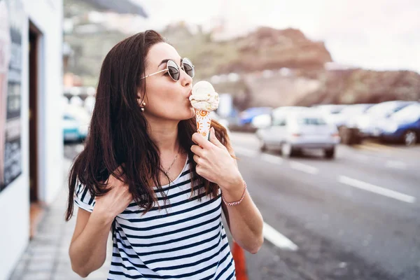 Dondurma yeme ve üzerinde açık yürüyüş güzel esmer kız — Stok fotoğraf