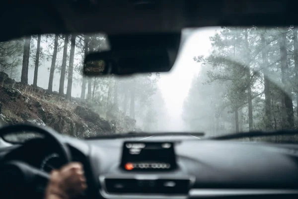 Muž řídil auto s výhledem z uvnitř. — Stock fotografie