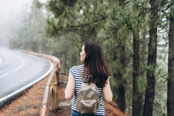 Vrij lang haar meisje buiten wandelen in het woud in de buurt road. — Stockfoto