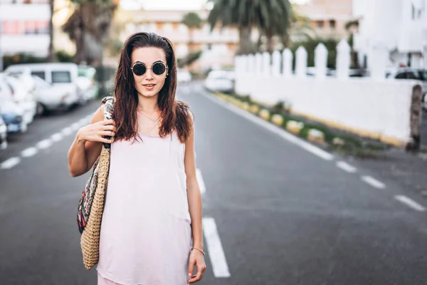 Piuttosto lunghi capelli ragazza bruna che cammina per strada . — Foto Stock