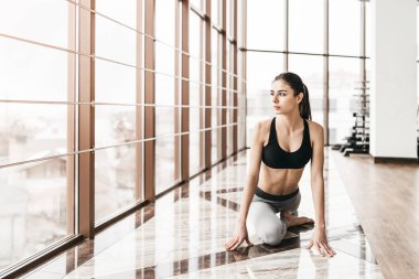 Uzun saç pratik yoga indoo genç ince çekici kadın