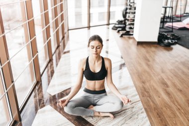 Uzun saç pratik yoga indoo genç ince çekici kadın