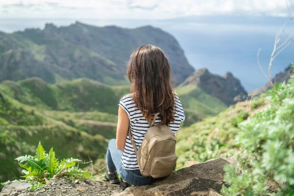 Mooie toeristische brunette meisje ontspannen in de buurt van bergen. — Stockfoto