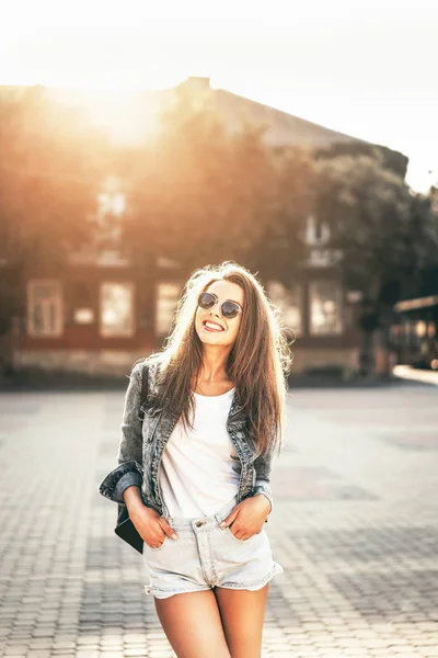 Bella ragazza bruna sorridente che cammina per strada . — Foto Stock