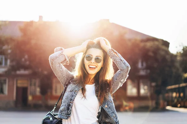 Jolie fille brune souriante marchant dans la rue . — Photo