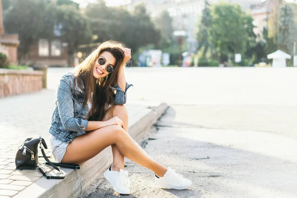 Muito jovem sorridente morena menina relaxante ao ar livre no stree — Fotografia de Stock