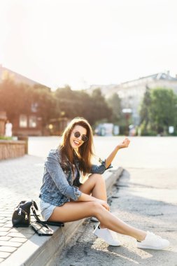 Güzel genç gülümseyen esmer kız Stree açık rahatlatıcı