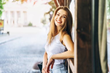 Sokakta uyanma güzel gülümseyen esmer kız.