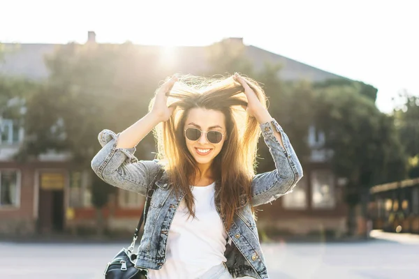 Bella ragazza bruna sorridente che cammina per strada . — Foto Stock