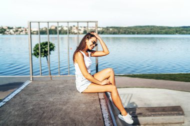 Uzun saçlı güzel genç esmer kız açık havada rahatlatıcı