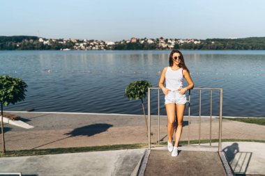 Uzun saçlı güzel genç esmer kız açık havada rahatlatıcı