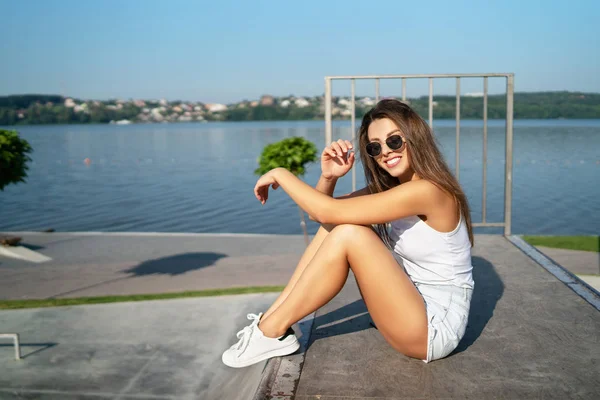 Muito jovem menina morena com cabelos longos relaxante ao ar livre no th — Fotografia de Stock