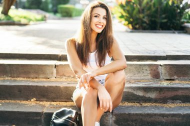 Güzel genç gülümseyen esmer kız Stree açık rahatlatıcı