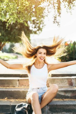 Güzel genç gülümseyen esmer kız Stree açık rahatlatıcı