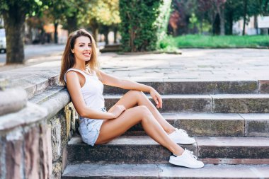 Güzel genç gülümseyen esmer kız Stree açık rahatlatıcı