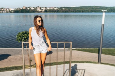 Uzun saçlı güzel genç esmer kız açık havada rahatlatıcı