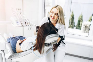 Oldukça genç kadın dişçi muayene ve tedavi yapma