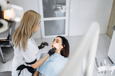 Oldukça genç kadın dişçi muayene ve tedavi yapma