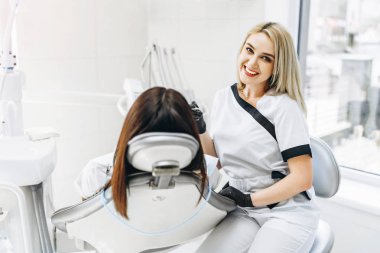 Oldukça genç kadın dişçi muayene ve tedavi yapma