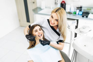 Oldukça genç kadın dişçi muayene ve tedavi yapma