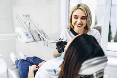 Oldukça genç kadın dişçi muayene ve tedavi yapma