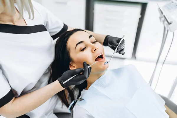 Όμορφη νεαρή γυναίκα οδοντίατρος κάνοντας εξέταση και θεραπεία για — Φωτογραφία Αρχείου