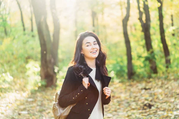 Piuttosto lunghi capelli ragazza bruna rilassante nel parco, tempo d'autunno — Foto Stock