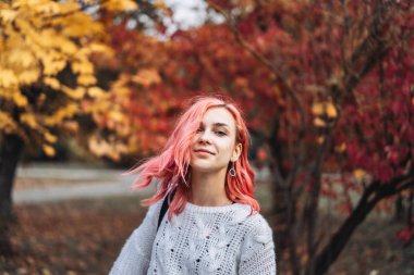 Parkta yürüyen kızıl saçlı ve şapkalı güzel kız, sonbahar ti