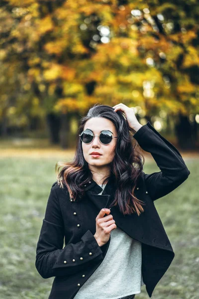 Piuttosto lunghi capelli ragazza bruna rilassante nel parco, tempo d'autunno — Foto Stock