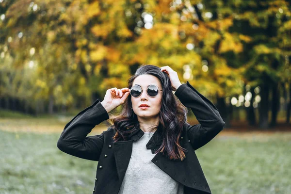 Bastante longo cabelo morena menina relaxante no parque, tempo de outono — Fotografia de Stock