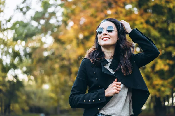 Bastante longo cabelo morena menina relaxante no parque, tempo de outono — Fotografia de Stock