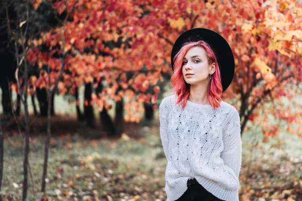 Pretty girl with red hair and hat walking in the park, autumn ti — Stock Photo, Image
