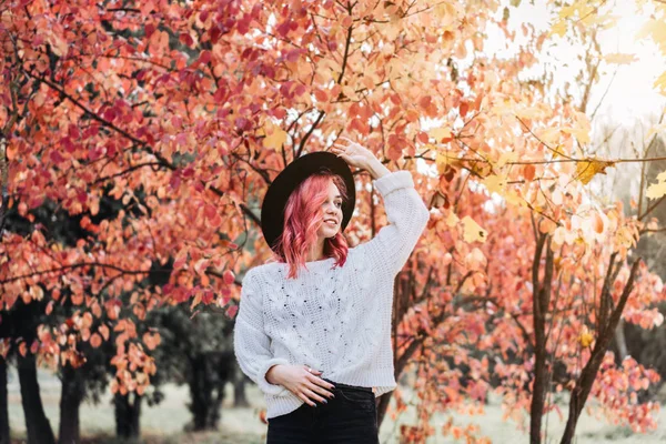 Hübsches Mädchen mit roten Haaren und Hut, das im Park spazieren geht, Herbst ti — Stockfoto