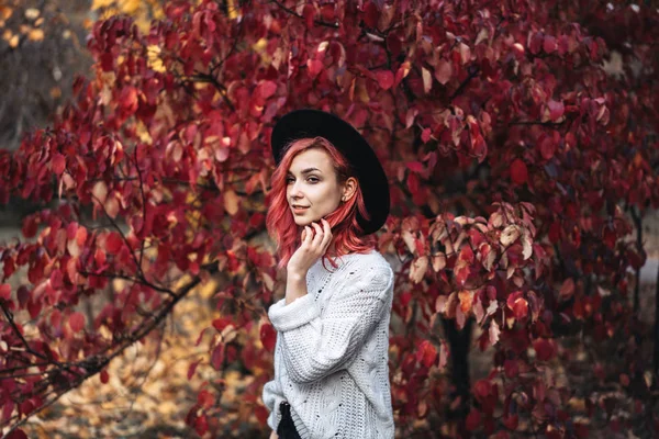公園を歩く赤い髪と帽子を持つかわいい女の子、秋のti — ストック写真