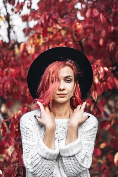 Menina bonita com cabelo vermelho e chapéu andando no parque, outono ti — Fotografia de Stock