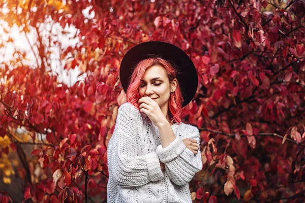 Hübsches Mädchen mit roten Haaren und Hut, das im Park spazieren geht, Herbst ti — Stockfoto