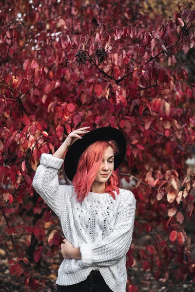 Pretty girl with red hair and hat walking in the park, autumn ti — Stock Photo, Image